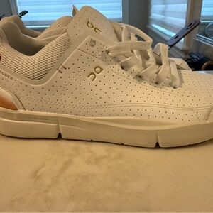 NEW On Cloud women’s 
White | Woodrose
Women's THE ROGER Centre Court